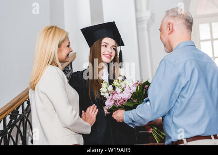 Gerne Vater Blumen, die Tochter in skalenhaube zu fröhlichen Stockfoto