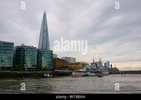 Londoner Stadtbild Skyline von der Themse gesehen. HMS Belfast museum Schiff und den Shard supertall Wolkenkratzer. Stockfoto