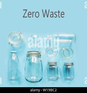 Eingestellt von Gläsern auf blauem Hintergrund für zero waste Storage und Shopping. Blick von oben. Stockfoto