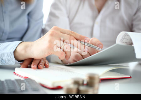 Ein paar Schecks Steuern von abziehen Stockfoto