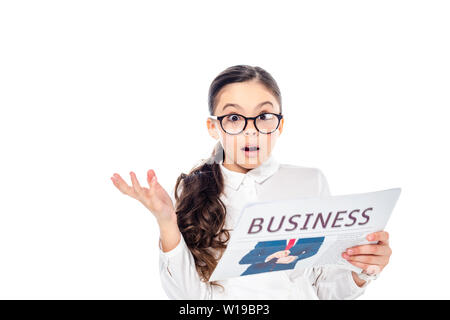 Überrascht Schülerin in formale Abnutzung Holding business Zeitung isoliert auf weißem Stockfoto