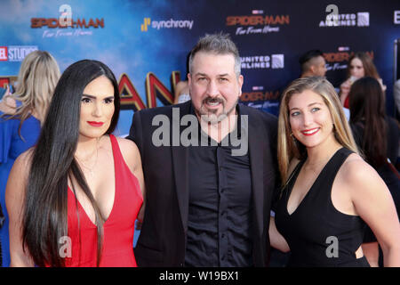 Izabel Araujo, Joey Fatone, und Briahna Joely fatone an der Columbia Pictures/Marvel Studios Weltpremiere von 'Spider-Man weit von zu Hause'. Gehalten an der TCL Chinese Theatre in Hollywood, CA, 26. Juni 2019. Foto: Richard Chavez/PictureLux Stockfoto