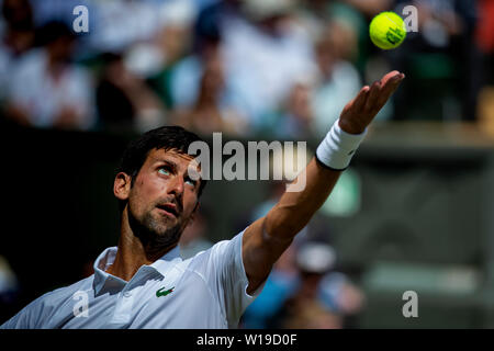 London, Großbritannien. 01. Juli, 2019. Tennisturnier in Wimbledon, Tag 1; Novak Djokovic (SRB) dient zur Paul Kohlschreiber (GER) Credit: Aktion Plus Sport Bilder/Alamy leben Nachrichten Stockfoto