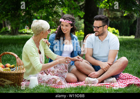 Glückliche Familie mit Picknick im Park im Freien Stockfoto