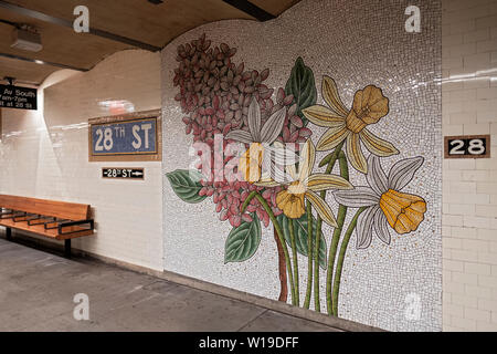 Schönen floralen Mosaik Wandbild an der östlichen 28. Straße U-Bahn Station auf die Zahl 6 Line in Manhattan, New York City. Stockfoto