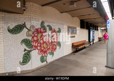 Schönen floralen Mosaik Wandbild an der östlichen 28. Straße U-Bahn Station auf die Zahl 6 Line in Manhattan, New York City. Stockfoto