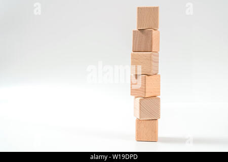 Braun Holz, Ziegel, Holz Würfel in Pyramidenform, Business Konzept Stockfoto