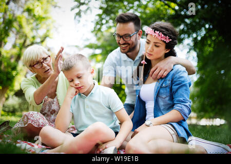 Familie trostreiche wenig hartnäckige Kind und Verwalten von Emotionen Stockfoto