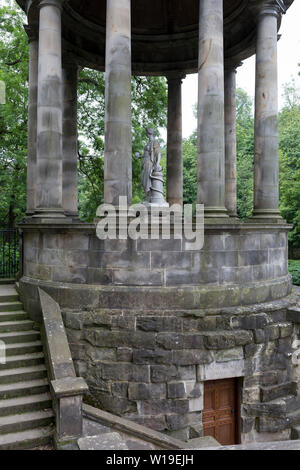 Die kreisförmige neo-romanische St. Bernard's Mineral Gut auf dem Wasser des Leith in der Nähe von Dean Village, am 26. Juni 2019 in Edinburgh, Schottland. Der hl. Bernhard gut, wie wir es heute haben im Jahr 1789 nach einem Entwurf von berühmten Edinburgh Landschaftsmaler Alexander Nasymth inspiriert von der Tempel der Vesta im Tivoli in Italien gebaut wurde. In der Mitte des offenen Säulen getragenen Kuppel steht eine Marmorstatue von Hygieia, die Göttin der Gesundheit. Stockfoto