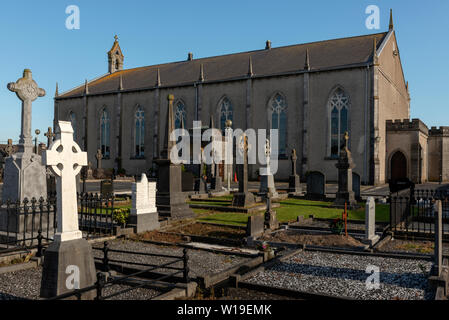 Religionskirche Irland St. Marias römisch-katholische Kirche und Friedhof Dungarvan bei Sonnenuntergang. Dungarvan, County Waterford, Irland Stockfoto