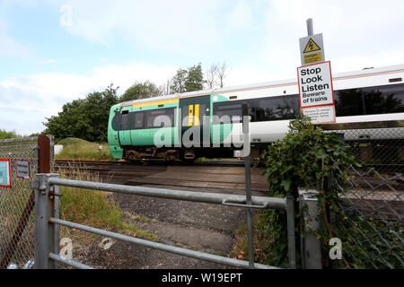 Allgemeine Ansichten eines kleinen öffentlichen Bahnübergang in Yapton, West Sussex, auf der Southern Railway Main Line zwischen Brighton und Southampton. Stockfoto