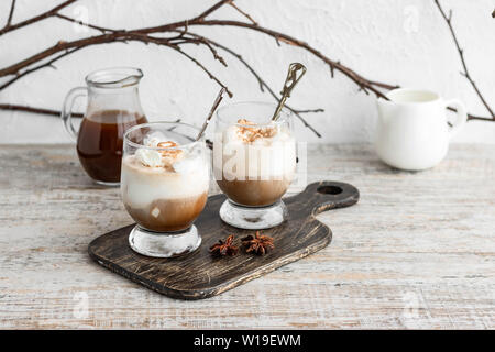 Eiskaffee affogato mit Vanilleeis und Zimt auf einen hellen Hintergrund Stockfoto