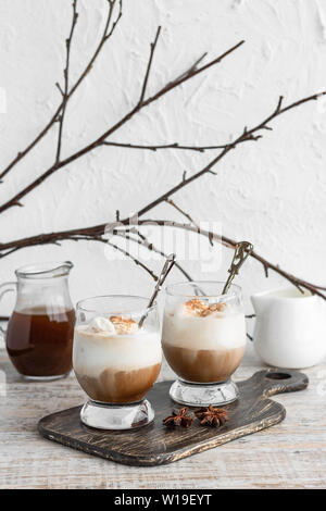 Eiskaffee affogato mit Vanilleeis und Zimt auf einen hellen Hintergrund Stockfoto