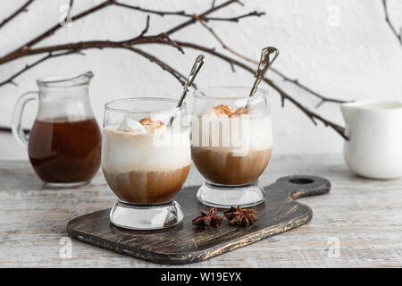 Eiskaffee affogato mit Vanilleeis und Zimt auf einen hellen Hintergrund Stockfoto