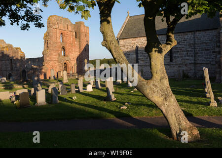 Die zerstörten Klosters Mauern von Lindisfarne Priory auf der heiligen Insel, am 27. Juni 2019, auf Lindisfarne Insel, Northumberland, England. Das Kloster von Lindisfarne wurde von irischen Mönch St. Aidan gegründet, und das Kloster wurde vor Ende des 634 und Aidan gegründet, es blieb bis zu seinem Tod in 651. Die heilige Insel von Lindisfarne, auch einfach als Holy Island genannt, ist eine Insel vor der Nordostküste Englands. Heilige Insel hat einen aufgezeichneten Geschichte aus dem 6. Jahrhundert AD; es war ein wichtiges Zentrum des Keltischen und Anglo-sächsischen Christentums. Nach der Viking Invasionen und der normannischen Eroberung von Englan Stockfoto