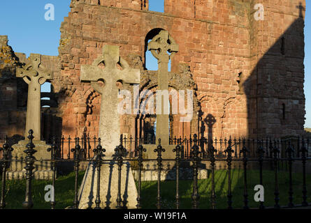 Die zerstörten Klosters Mauern von Lindisfarne Priory auf der heiligen Insel, am 27. Juni 2019, auf Lindisfarne Insel, Northumberland, England. Das Kloster von Lindisfarne wurde von irischen Mönch St. Aidan gegründet, und das Kloster wurde vor Ende des 634 und Aidan gegründet, es blieb bis zu seinem Tod in 651. Die heilige Insel von Lindisfarne, auch einfach als Holy Island genannt, ist eine Insel vor der Nordostküste Englands. Heilige Insel hat einen aufgezeichneten Geschichte aus dem 6. Jahrhundert AD; es war ein wichtiges Zentrum des Keltischen und Anglo-sächsischen Christentums. Nach der Viking Invasionen und der normannischen Eroberung von Englan Stockfoto