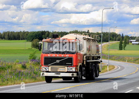 Salo, Finnland. Juni 23, 2019. Klassische Volvo F 1225 Tankwagen der Kuljetusliike Hovi Ky für das Schleppen der Tierernährung über Landstraße an einem sonnigen Tag im Sommer. Stockfoto