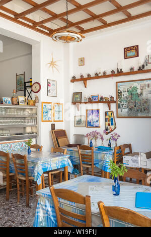 Innenraum der traditionelle griechische Taverna auf der Insel Paros, Kykladen, Griechenland Stockfoto