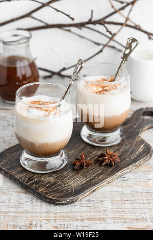 Eiskaffee mit Vanilleeis und Zimt auf einen hellen Hintergrund Stockfoto