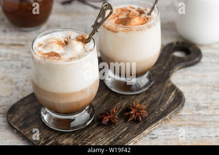Eiskaffee mit Vanilleeis und Zimt auf einen hellen Hintergrund Stockfoto