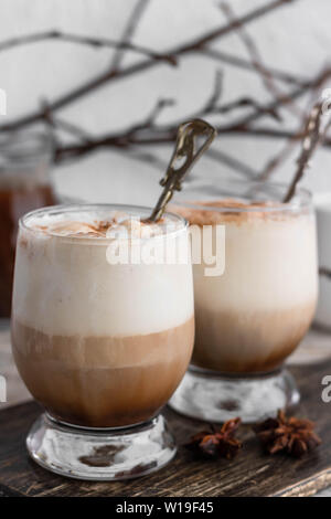 Eiskaffee mit Vanilleeis und Zimt auf einen hellen Hintergrund Stockfoto