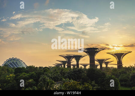 MARINA BAY, Singapore - Januar 6, 2019: Singapur sunrise city Skyline bei Gärten durch die Bucht Stockfoto