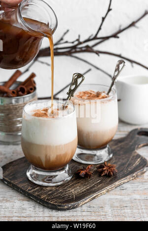 Eiskaffee mit Vanilleeis und Zimt auf einen hellen Hintergrund Stockfoto