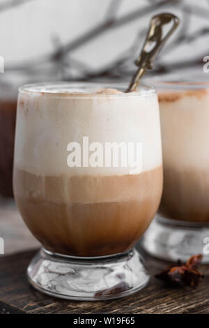 Eiskaffee mit Vanilleeis und Zimt auf einen hellen Hintergrund Stockfoto