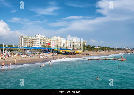 Sandstrand in der Nähe der Ferienanlage Hotel am Mittelmeer in der Nähe von Antalya, Türkei Stockfoto