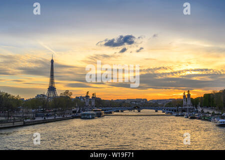 Paris Frankreich City Skyline Sonnenuntergang am Fluss Seine mit Pont Alexandre III Brücke und Eiffelturm Stockfoto