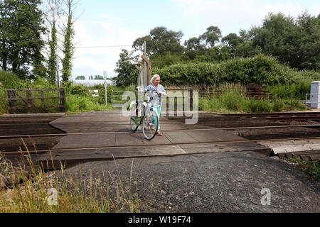 Allgemeine Ansichten eines kleinen öffentlichen Bahnübergang in Yapton, West Sussex, auf der Southern Railway Main Line zwischen Brighton und Southampton. Stockfoto