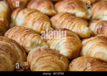 Frisch gebackene Croissants Nahaufnahme. Stockfoto