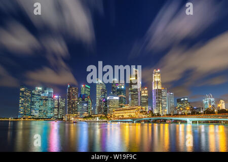 Singapur Nacht Skyline der Stadt an der Marina Bay und Singapur Geschäftsviertel Stockfoto