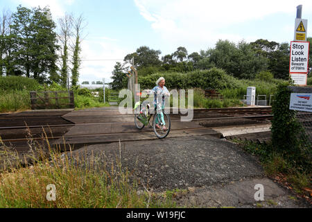 Allgemeine Ansichten eines kleinen öffentlichen Bahnübergang in Yapton, West Sussex, auf der Southern Railway Main Line zwischen Brighton und Southampton. Stockfoto