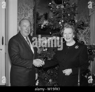 Premierministerin Margaret Thatcher schüttelt Hände mit US-Außenminister George Shultz an der Downing Street Nr.10, wo er die Uhr auf dem Washingtoner Gipfel Waffen unterwiesen. Stockfoto