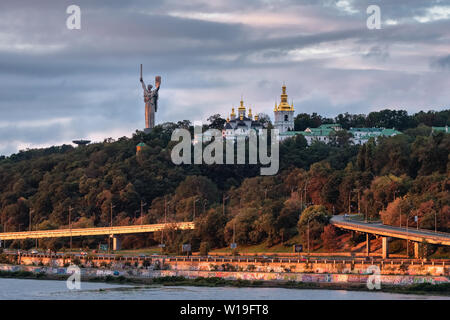 Kiew Stadtbild mit Blick auf Kiew Pechersk Lavra Kloster und dem Mutterland Denkmal Stockfoto