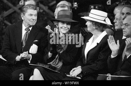 Präsident Ronald Reagan applaudiert Premierministerin Margaret Thatcher auf ihre Antwort auf seine Rede an der Guildhall in London. * Nancy Reagan ist saß in der Mitte. Stockfoto