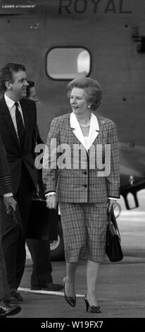 Premierministerin Margaret Thatcher verlässt den Flughafen Heathrow nach Washington DC und Gespräche mit Präsident Ronald Reagan. Stockfoto