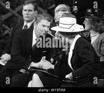 Präsident Ronald Reagan gratuliert Premierministerin Margaret Thatcher auf ihre Antwort auf seine Rede an der Guildhall in London. Stockfoto