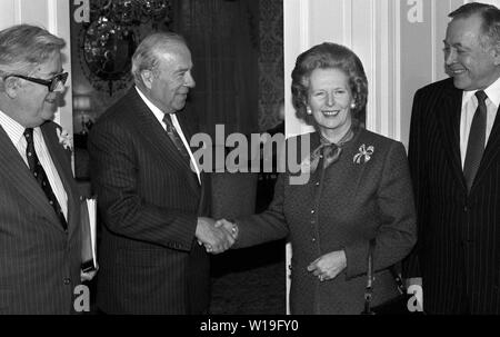 Amerikanische Außenminister George Shultz ist von Premierministerin Margaret Thatcher in Downing Street Nr.10, begrüßt, wenn Sie für Gespräche, bevor ein eigenes Arbeitsessen traf. Stockfoto