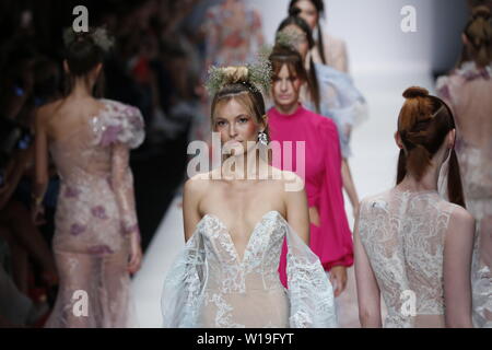 Berlin, Deutschland. 01. Juli, 2019. Das Foto zeigt die Modelle auf dem Laufsteg mit der Kollektion Frühjahr/Sommer 2020 der Designer Lana Müller auf der Mercedes-Benz Fashion Week. Quelle: Simone Kuhlmey/Pacific Press/Alamy leben Nachrichten Stockfoto