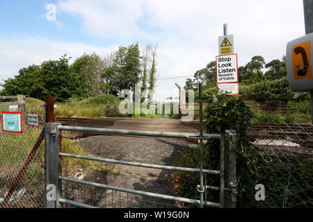 Allgemeine Ansichten eines kleinen öffentlichen Bahnübergang in Yapton, West Sussex, auf der Southern Railway Main Line zwischen Brighton und Southampton. Stockfoto