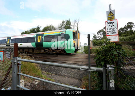 Allgemeine Ansichten eines kleinen öffentlichen Bahnübergang in Yapton, West Sussex, auf der Southern Railway Main Line zwischen Brighton und Southampton. Stockfoto