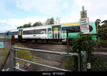 Allgemeine Ansichten eines kleinen öffentlichen Bahnübergang in Yapton, West Sussex, auf der Southern Railway Main Line zwischen Brighton und Southampton. Stockfoto