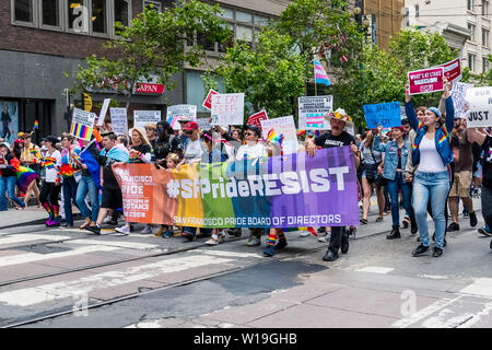 Juni 30, 2019 San Francisco/CA/USA - die Teilnehmer der 2019 San Francisco Pride Parade mit einem # SFPrideResist Zeichen Stockfoto