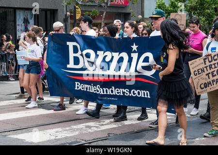 Juni 30, 2019 San Francisco/CA/USA - junge Leute, die ein Zeichen der Unterstützung für Bernie Sanders für die bevorstehenden Präsidentschaftswahlen Stockfoto