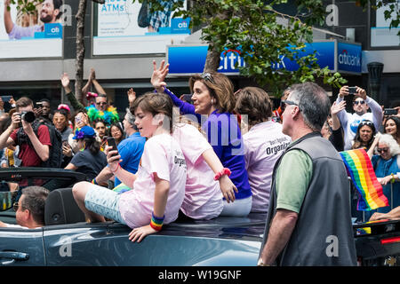 Juni 30, 2019 San Francisco/CA/USA - Nancy Pelosi, die Teilnahme an der 2019 San Francisco Pride Parade; sie ist ein Vertreter von Kalifornien des 12. Stockfoto