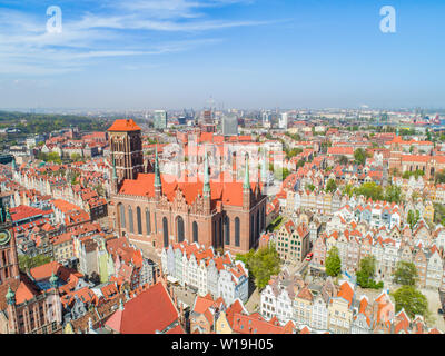 Touristische Landschaft der Stadt Danzig. Altstadt mit einen Blick aus der Vogelperspektive auf die Basilika St. Maria und historischen Wohnhäusern. Stockfoto