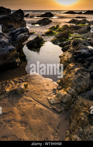 Felsen Pools bei Sonnenuntergang auf den Fistral Beach in Newquay in Cornwall. Stockfoto