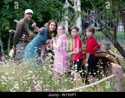 London, Großbritannien. 01. Juli, 2019. Ihre königliche Hoheit die Herzogin von Cambridge in der RHS Zurück zur Natur Garten" mit Schülerinnen und Schüler. Credit: Tommy London/Alamy leben Nachrichten Stockfoto